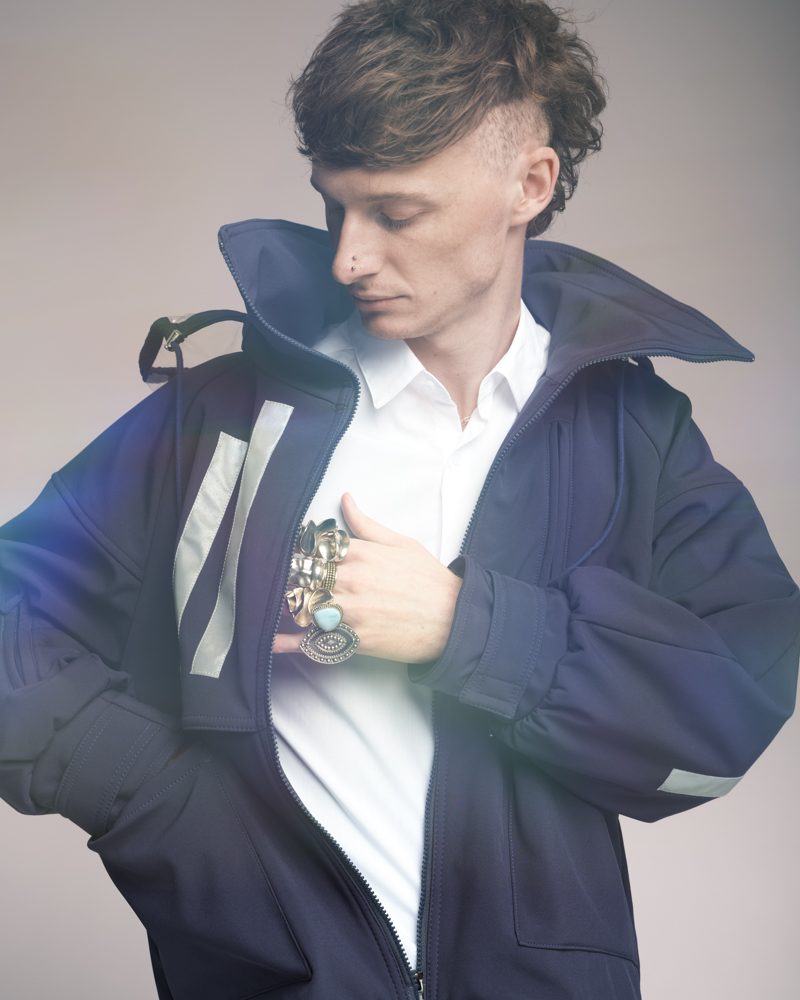 Détail bijoux et poignet, veste navy