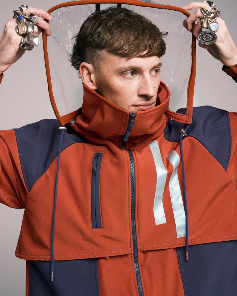 Capuche transparente relevée à la main, veste orange