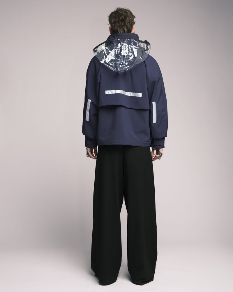Dos de la veste navy avec capuche transparente