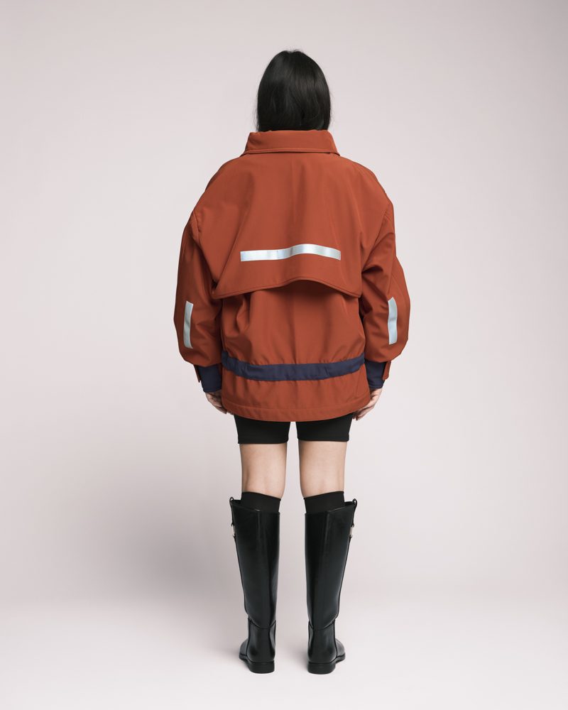 Dos de la veste orange avec bande réfléchissante