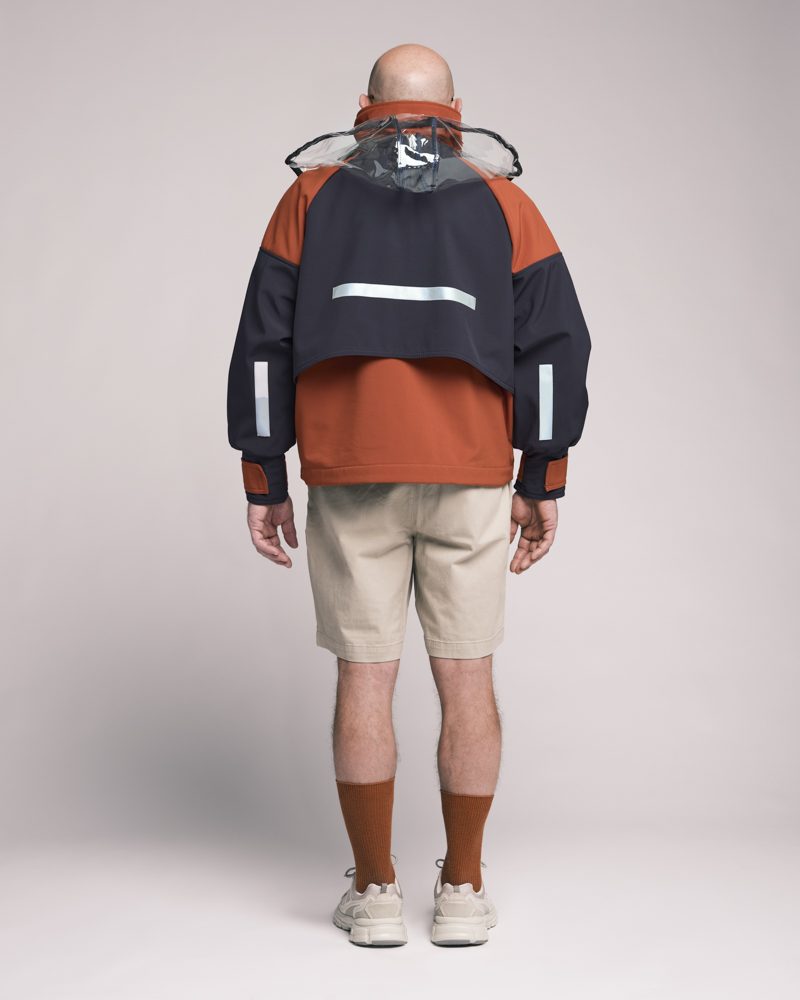 Dos de la veste orange et navy avec bande réfléchissante
