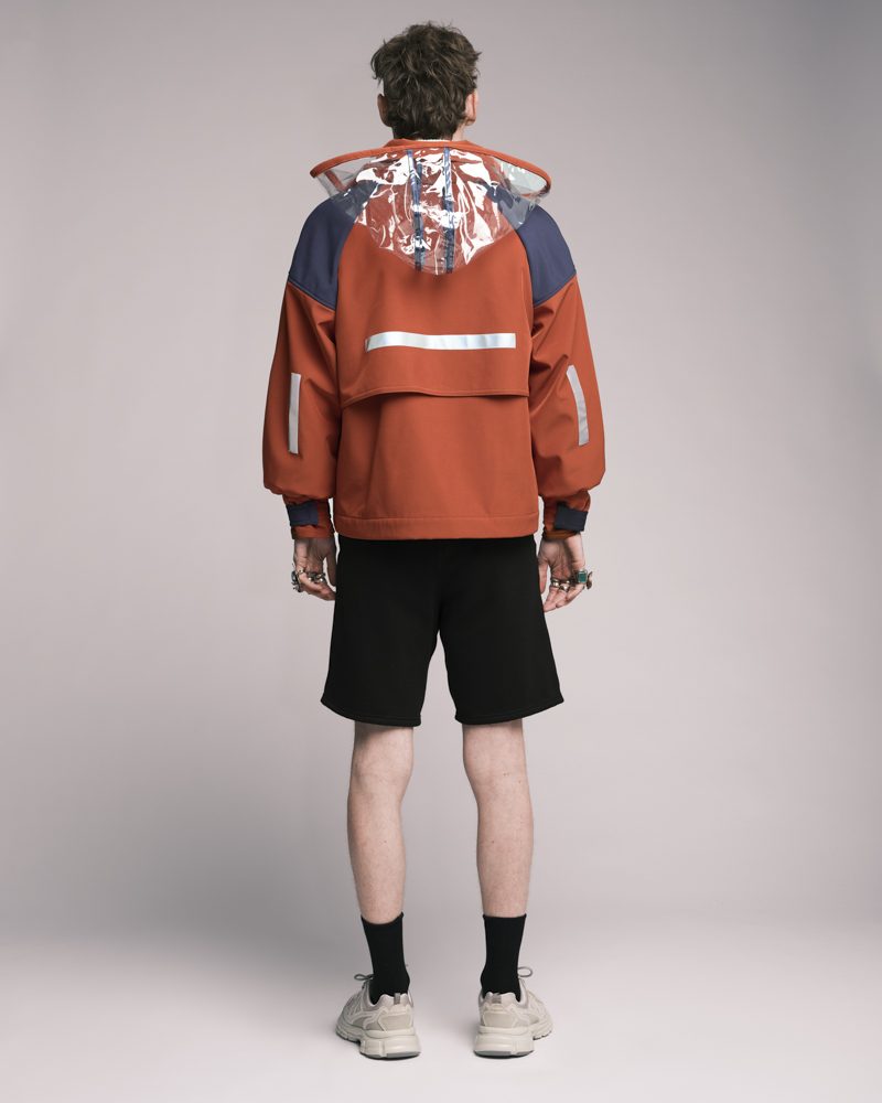 Dos de la veste orange et navy