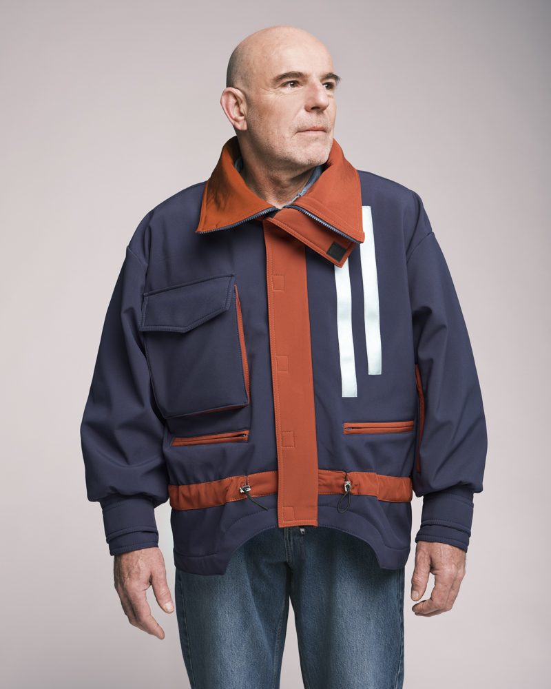 Face avant de la veste navy et orange avec bandes réfléchissantes