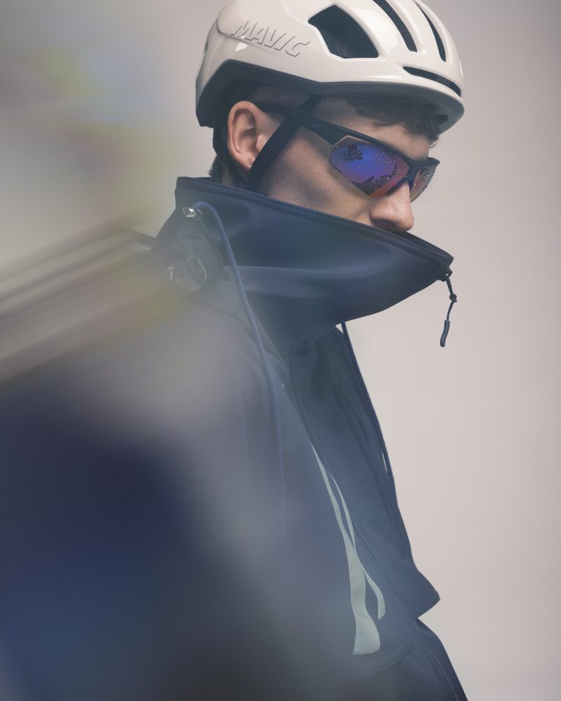 Portrait de profil, casque et veste navy