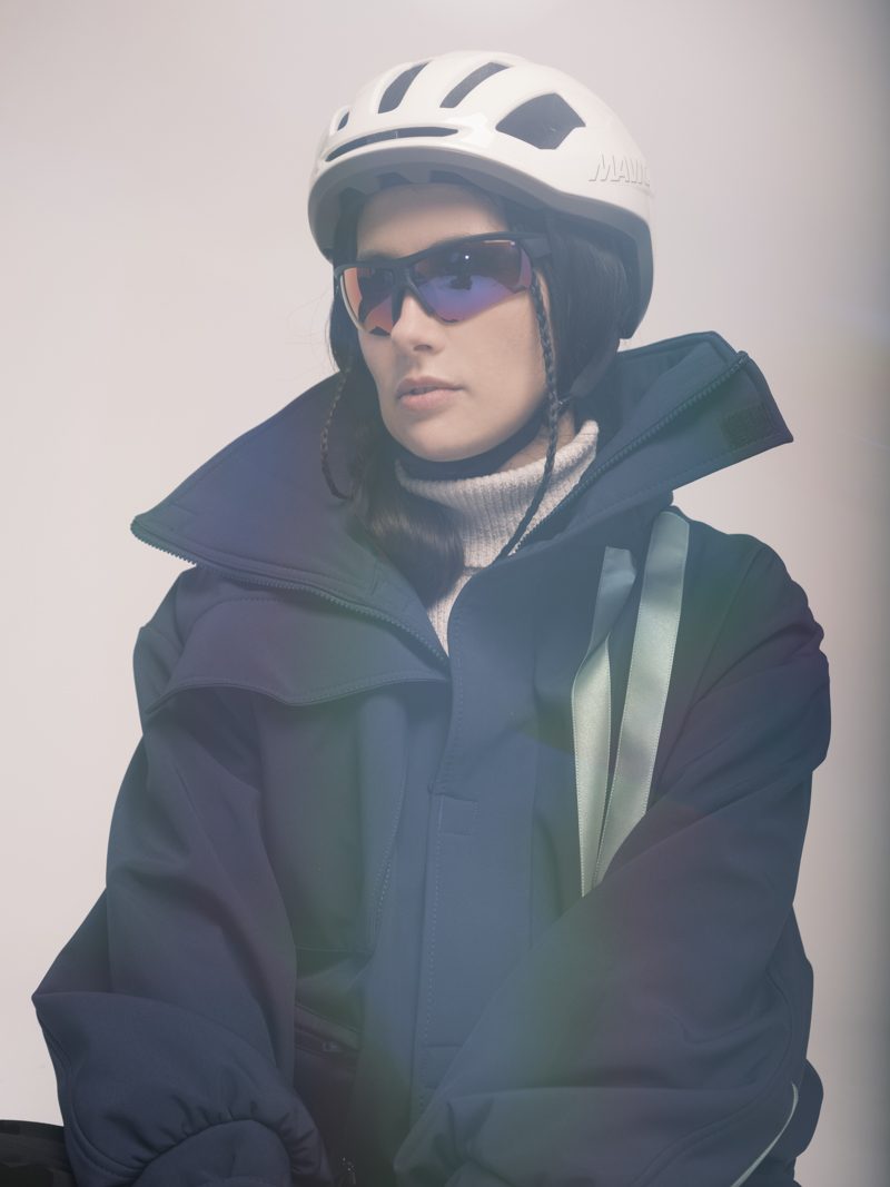Portrait à vélo, veste navy avec bandes réfléchissantes