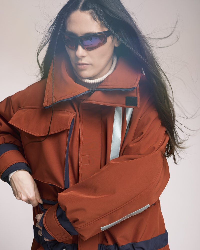 Portrait veste orange avec bande réfléchissante et lunettes